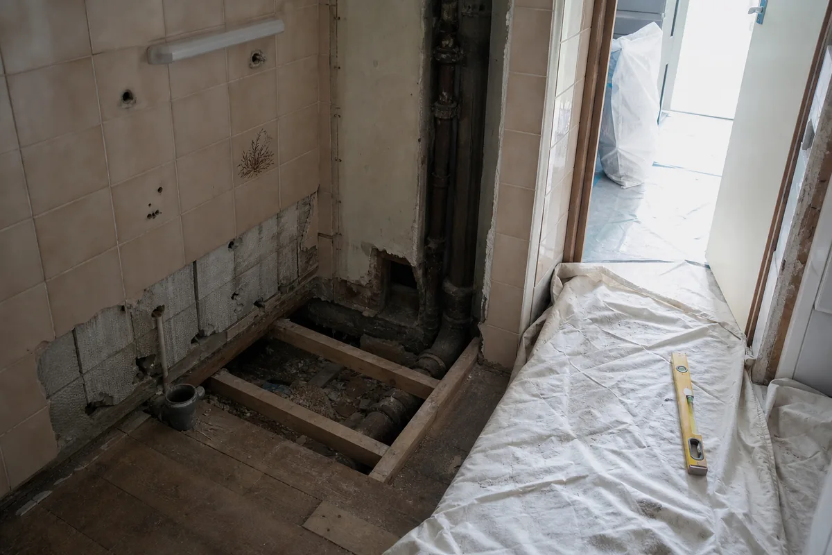 Salle de bains ancienne d&rsquo;un immeuble d&rsquo;Angoulême avant travaux de rénovation